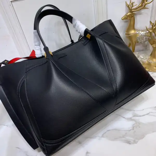 Firstbag Ru VALENTINO GARAVANI ESCAPE TOTE BAG