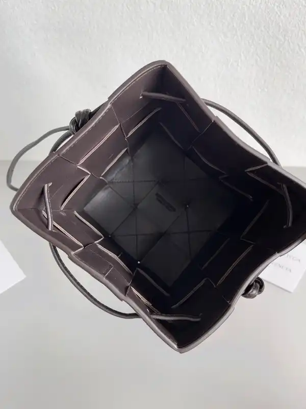 Frstbag ru BOTTEGA VENETA Cassette Bucket Bag