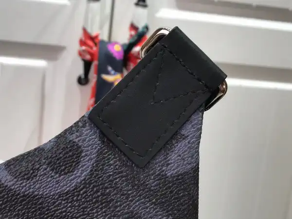 First bag ru LOUIS VUITTON DISCOVERY BUMBAG