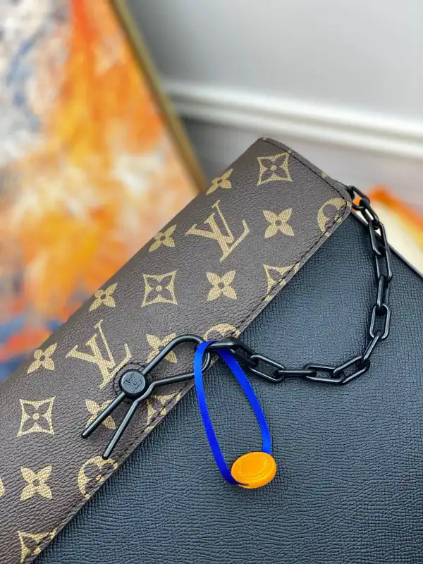 LOUIS VUITTON POCHETTE VOYAGE STEAMER