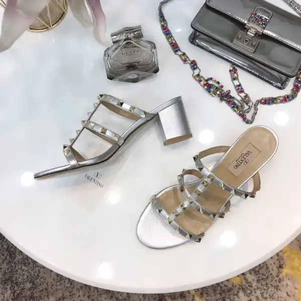 Yupoo bagsoffer VALENTINO ROCKSTUD CALFSKIN LEATHER SLIDE SANDAL