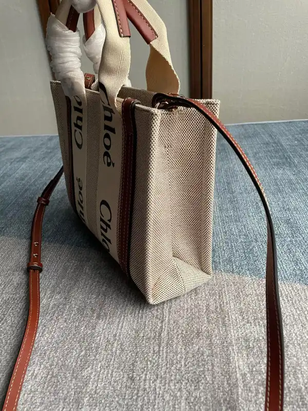 First bag ru CHLOÉ SMALL WOODY TOTE BAG WITH STRAP