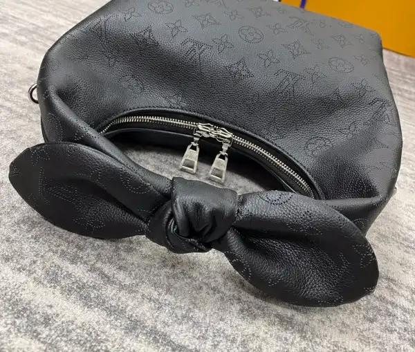 First bag ru LOUIS VUITTON WHY KNOT PM