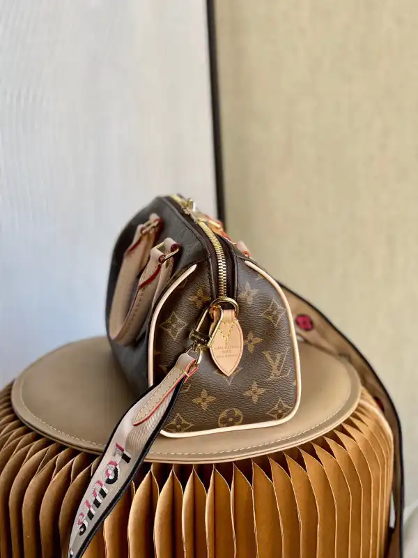 Repladies offers premium fake Louis bags at unbeatable prices. Our products are cheap because we focus on direct sales Louis Vuitton SPEEDY BANDOULIÈRE 20