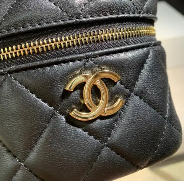 CHANEL CHANELUTCH WITH HANDLE