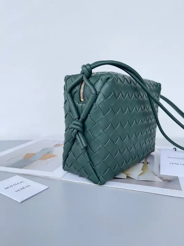 First bag ru BOTTEGA VENETA Small Loop Camera Bag