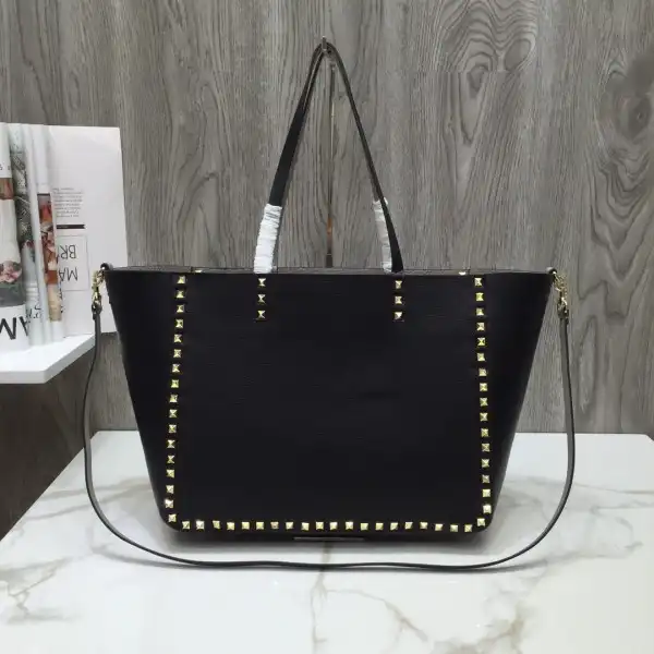 Yupoo bagsoffer VALENTINO MEDIUM GRAIN CALFSKIN LEATHER ROCKSTUD BAG