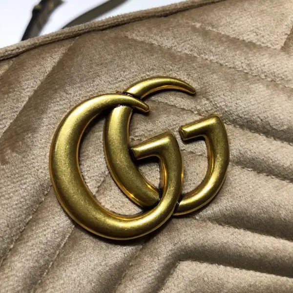 Frstbag ru Gucci GG Marmont small matelassé shoulder bag