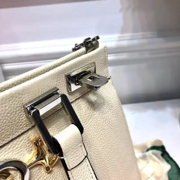 Gucci Zumi grainy leather small top handle bag