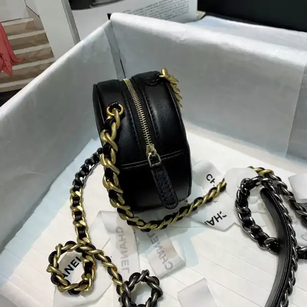 CHANEL 19 CHANELUTCH WITH CHAIN