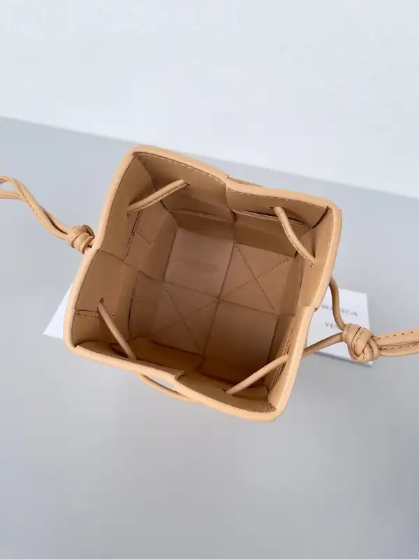 Frstbag ru BOTTEGA VENETA Mini Cassette Bucket Bag