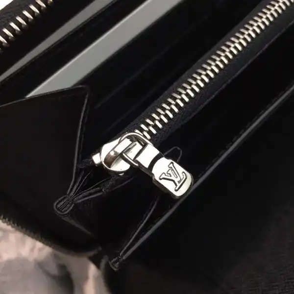 First bag ru Louis Vuitton supreme Zip wallet