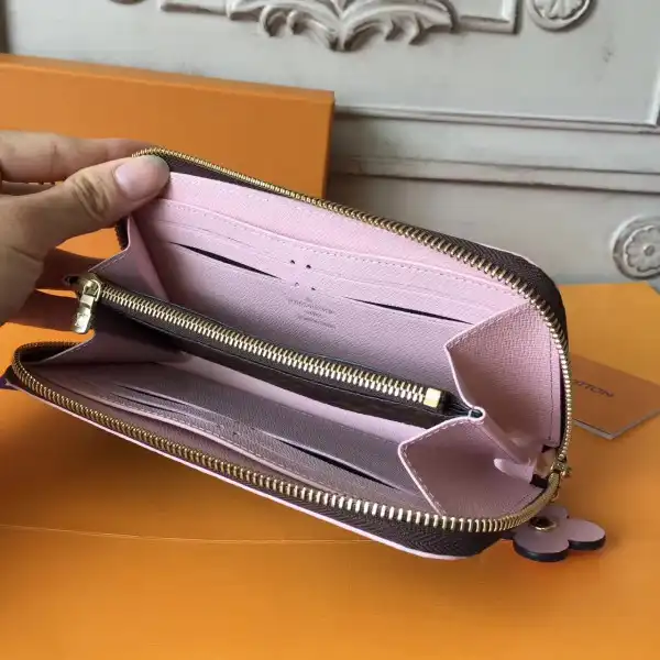 First bag ru Louis Vuitton CHANELEMENCE wallet