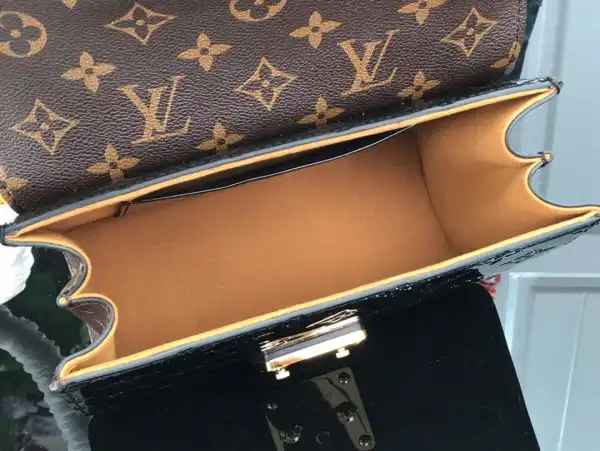 First Bag Ru LOUIS VUITTON WYNWOOD