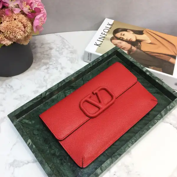 VALENTINO GARAVANI VSLING GRAINY CLUTCH