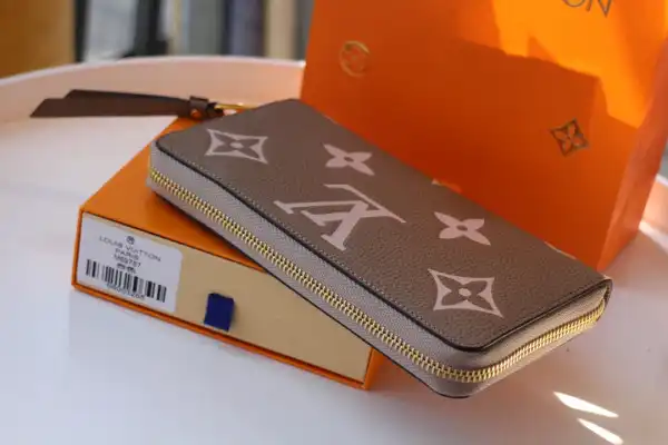 LOUIS VUITTON ZIPPY WALLET