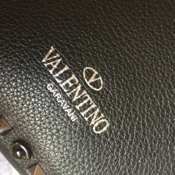 Bagsoffer VALENTINO MEDIUM GRAIN CALFSKIN LEATHER ROCKSTUD BAG