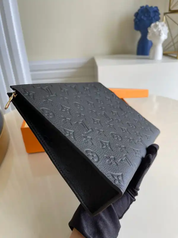 First bag ru LOUIS VUITTON POCHETTE VOYAGE