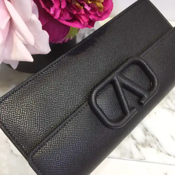 VALENTINO GARAVANI VSLING GRAINY CALFSKIN WALLET WITH CHAIN STRAP