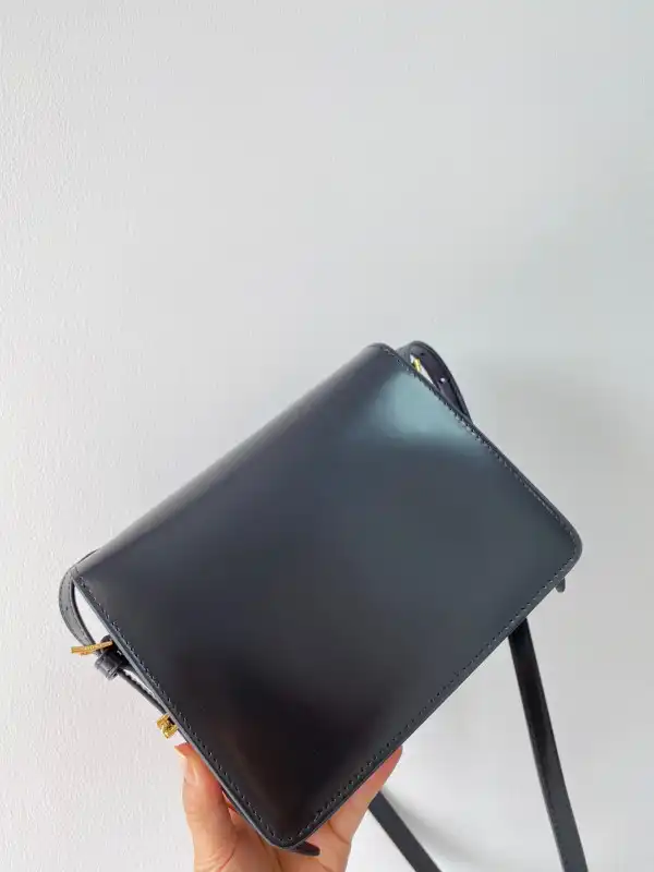 First Bag Ru BURBERRY Small Leather Grace Bag