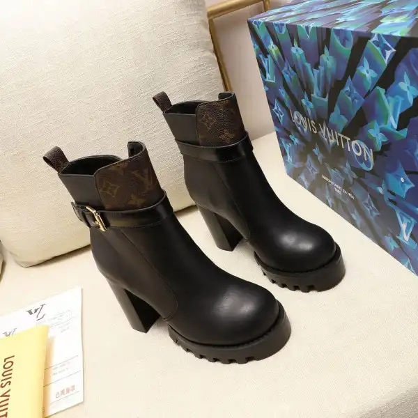 First bag ru LOUIS VUITTON STAR TRAIL ANKLE BOOT