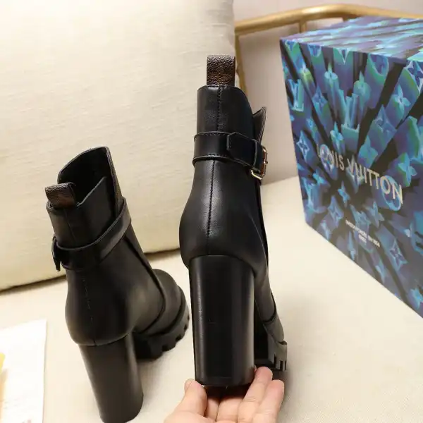 First bag ru LOUIS VUITTON STAR TRAIL ANKLE BOOT