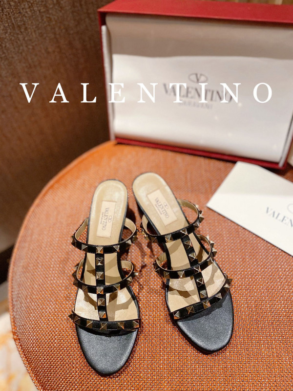 HOT SALE VALENTINO ROCKSTUD CALFSKIN LEATHER SLIDE SANDAL