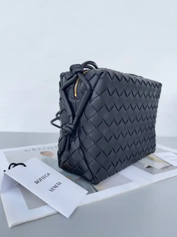 Yupoo bagsoffer BOTTEGA VENETA Small Loop Camera Bag