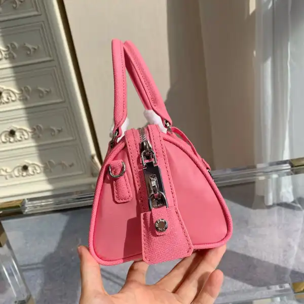 Yupoo bagsoffer PRADA Re-Edition 2005 Nylon Bag