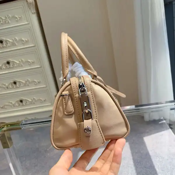 Yupoo bagsoffer PRADA Re-Edition 2005 Nylon Bag