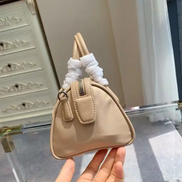 Yupoo bagsoffer PRADA Re-Edition 2005 Nylon Bag