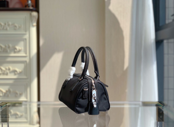 HOT SALE PRADA Re-Edition 2005 Nylon Bag