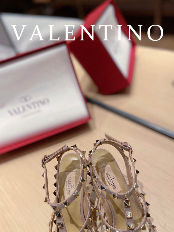 HOT SALE VALENTINO ROCKSTUD SANDAL