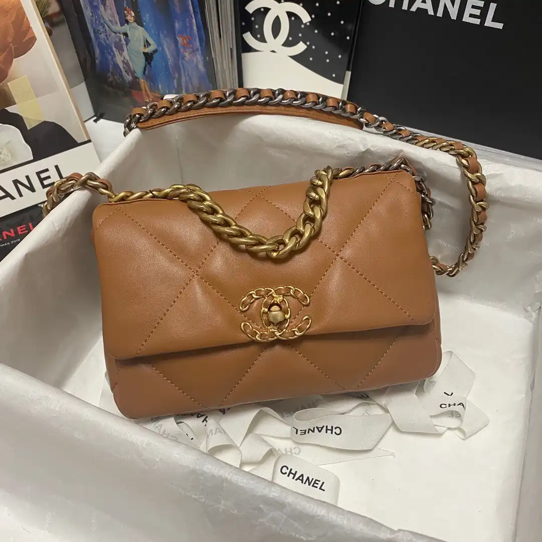 First bag ru CHANEL 19 FLAP BAG