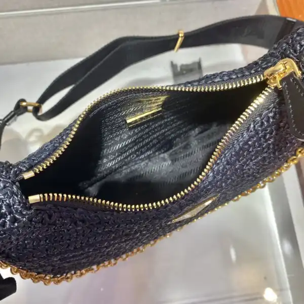 Bagsoffer PRADA Re-Edition 2005 raffia bag