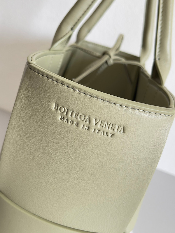 HOT SALE BOTTEGA VENETA Small Arco Tote Bag