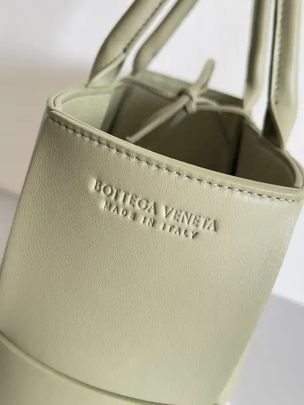 Bagsoffer yupoo BOTTEGA VENETA Small Arco Tote Bag