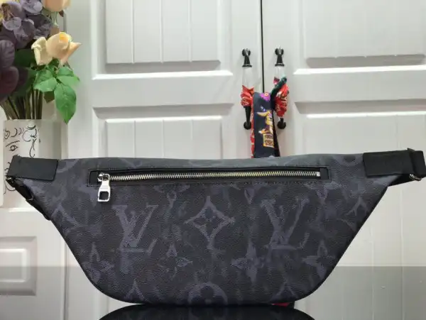 First bag ru LOUIS VUITTON DISCOVERY BUMBAG