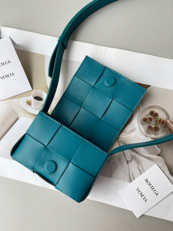 [FREE SHIPPING] BOTTEGA VENETA Candy mini Cassette-12*8*4cm