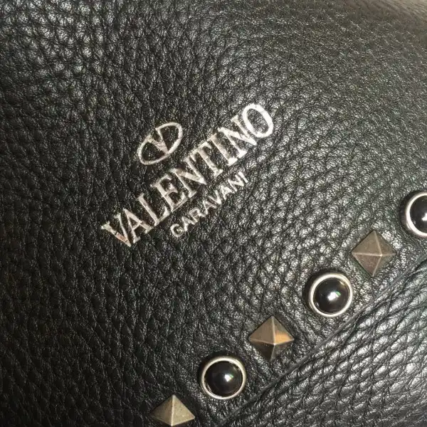 Bagsoffer yupoo VALENTINO MEDIUM GRAIN CALFSKIN LEATHER ROCKSTUD BAG