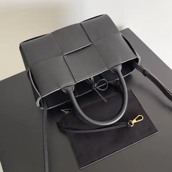 BOTTEGA VENETA ARCO MINI TOTE