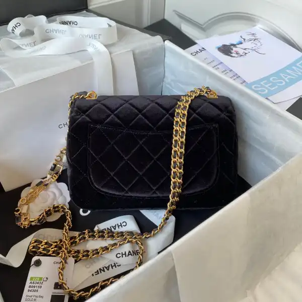 CHANEL SMALL FLAP BAG