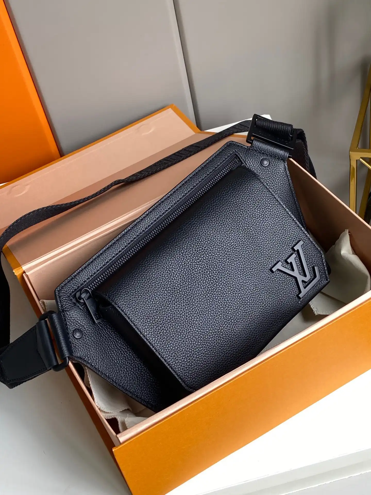 First bag ru LOUIS VUITTON SLINGBAG