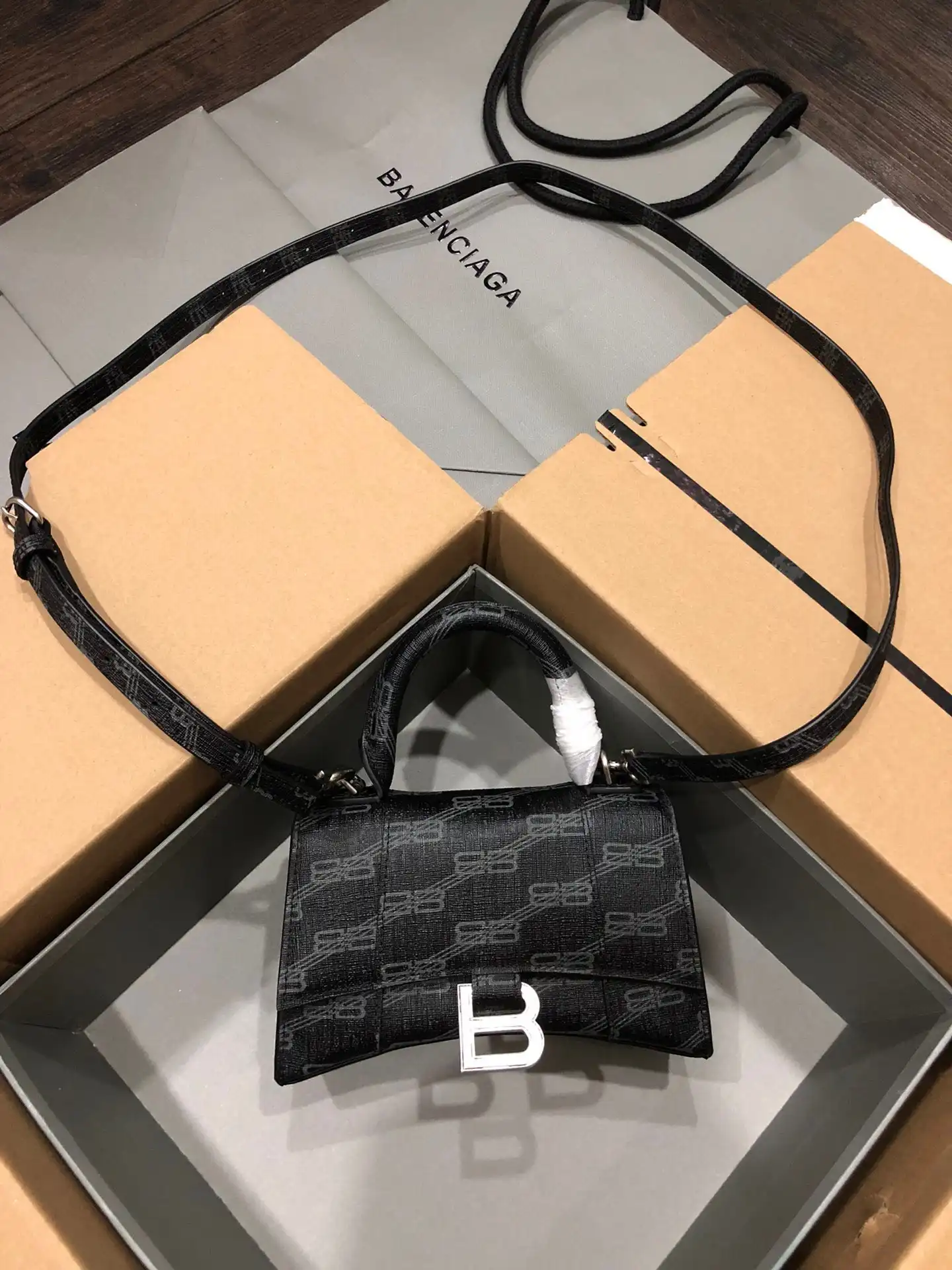 Frstbag ru BALENCIAGA HOURGLASS