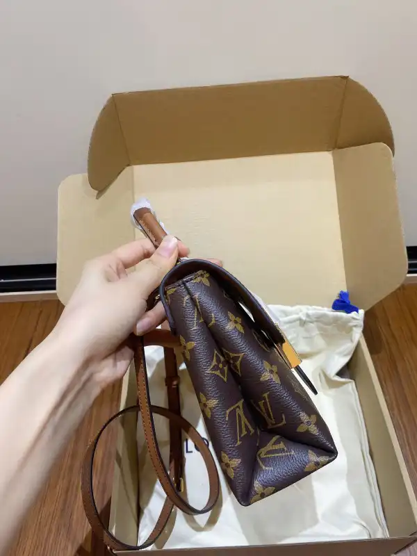 First bag ru LOUIS VUITTON LOCKY BB