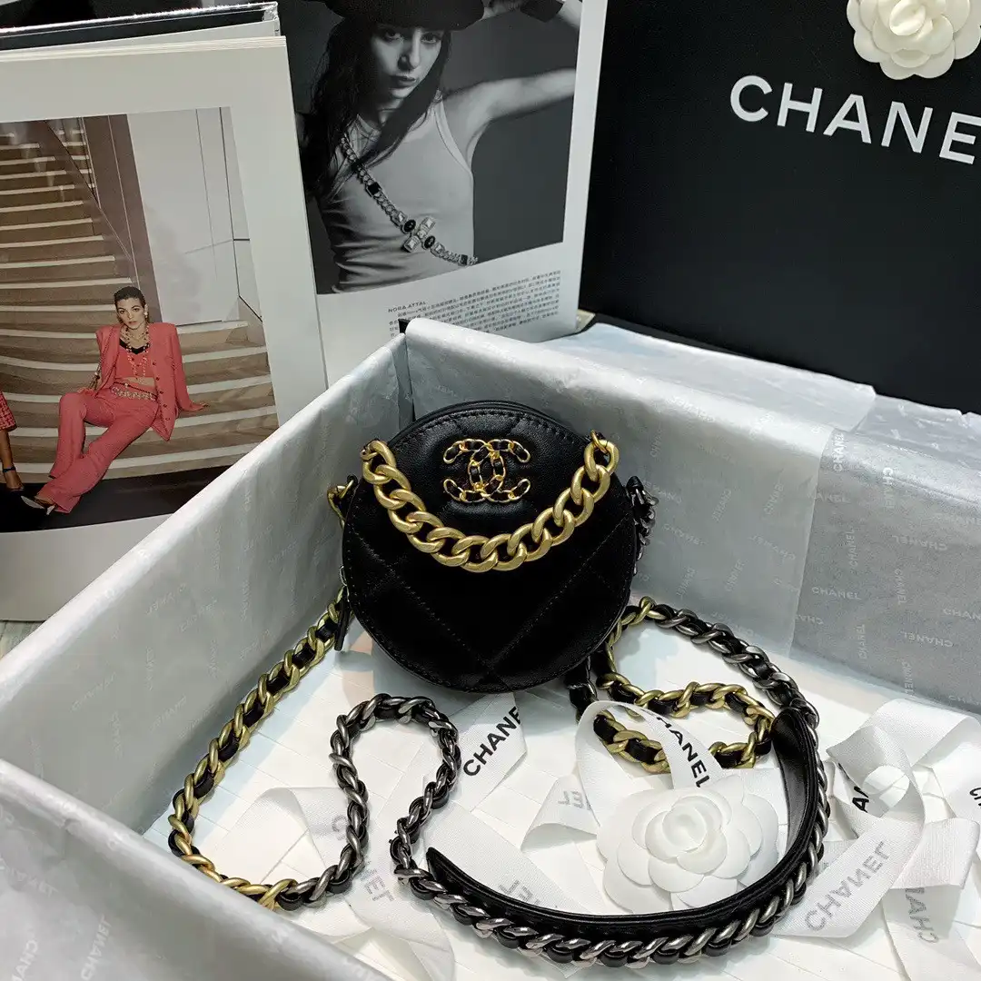 CHANEL 19 CHANELUTCH WITH CHAIN