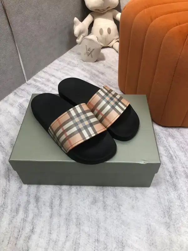 First bag ru Burberry Vintage Check Slides