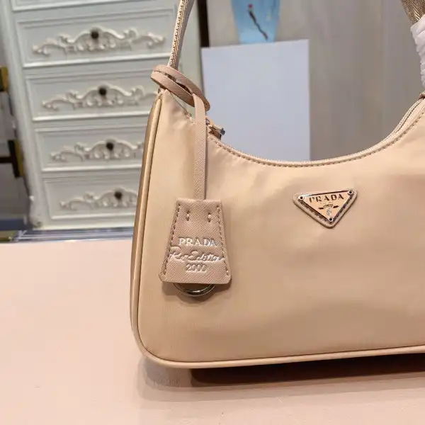 Frstbag ru PRADA  Re-Edition 2000 Nylon Mini Bag