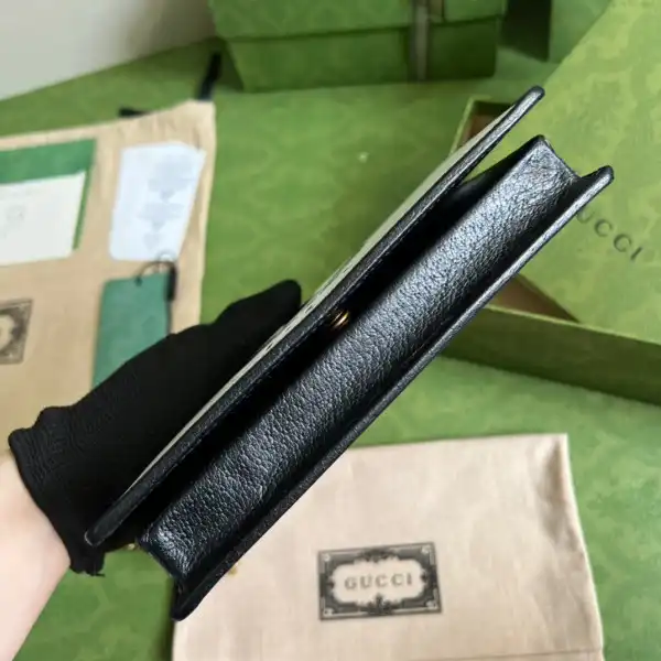 Bagsoffer Adidas x Gucci wallet with chain