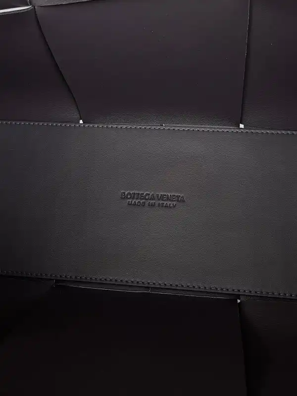 BOTTEGA VENETA Arco MEDIUM Tote